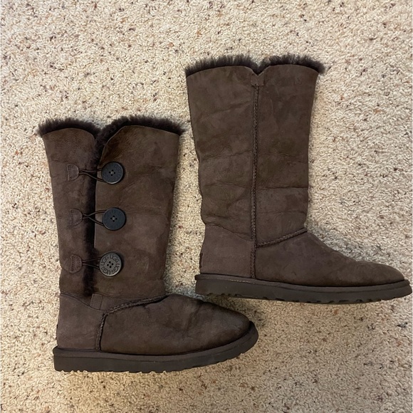 Size 6 Chocolate Brown Uggs - Picture 1 of 5